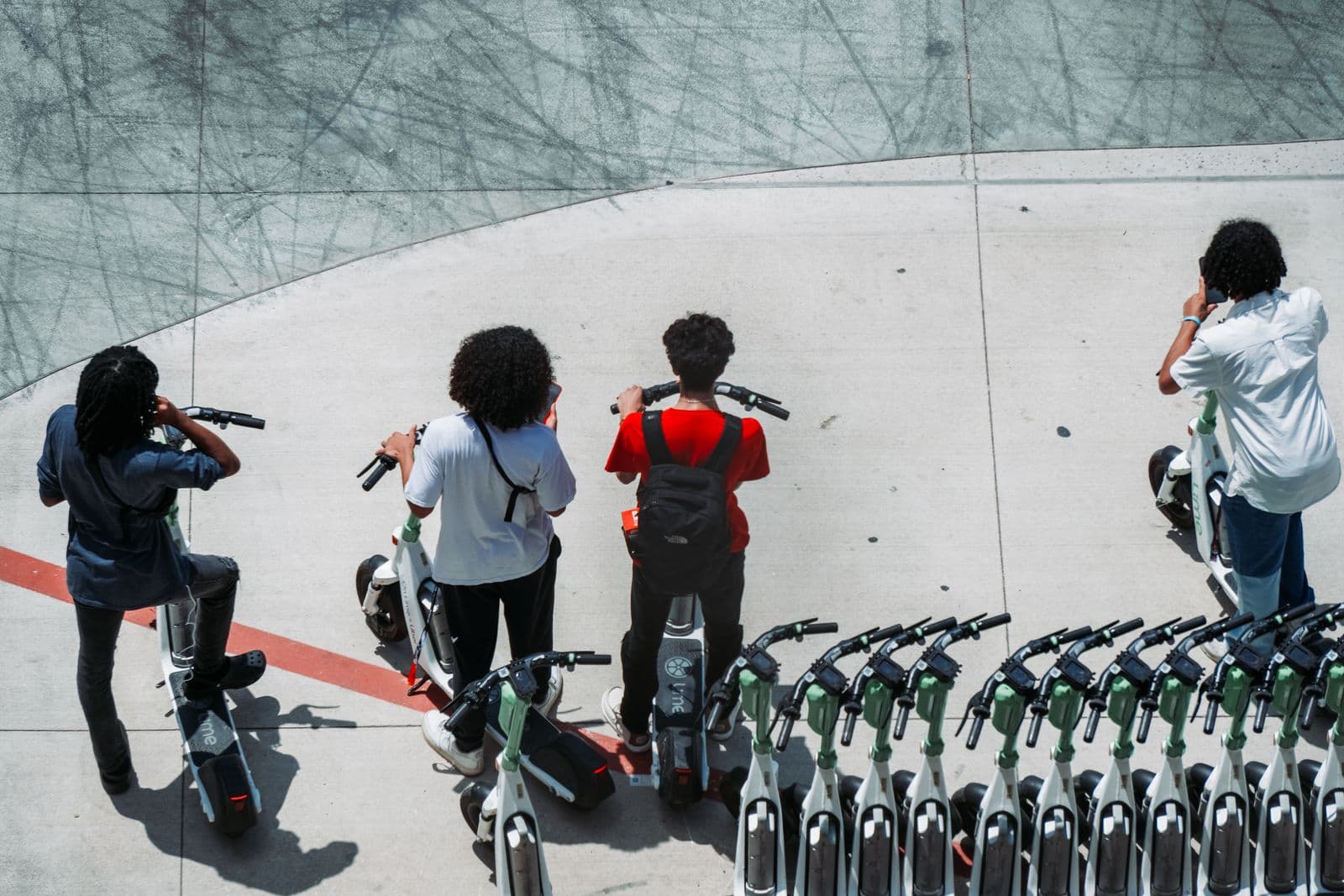 Comunidade Voltrix Capital reunida com patinetes elétricos em ambiente urbano
